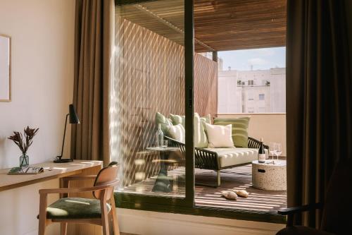 巴塞罗那Sonder Paseo de Gracia的客房设有一个带沙发和桌子的阳台。