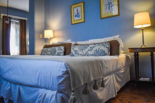 ReboledoEstancia Turística San Pedro de Timote的蓝色卧室,配有蓝色墙壁的床