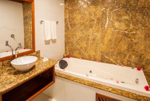 杰里科科拉Hotel Villa Beija Flor的带浴缸和盥洗盆的浴室