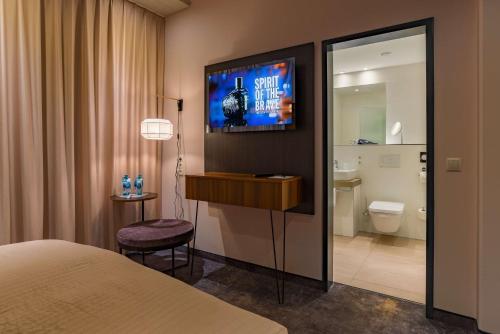 慕尼黑elaya hotel munich city的一间酒店客房 - 带一张床和一间浴室