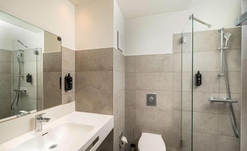 罗斯托克Arthotel ANA Amber的带淋浴、盥洗盆和卫生间的浴室