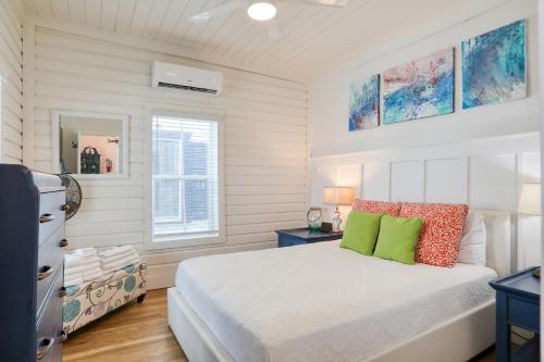 圣奥古斯丁Bernard Street Bungalow的白色的卧室设有床和窗户