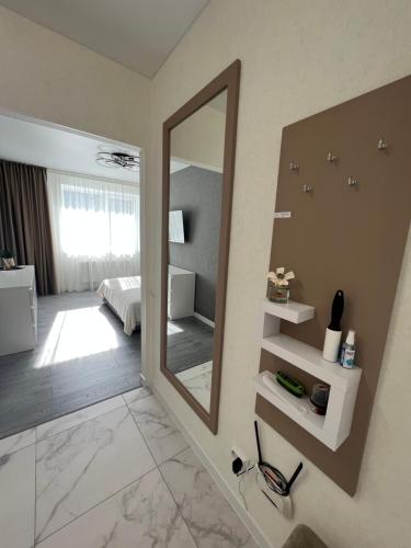 文尼察Квартира люкс на Подолье的一间带大镜子的浴室和一间卧室