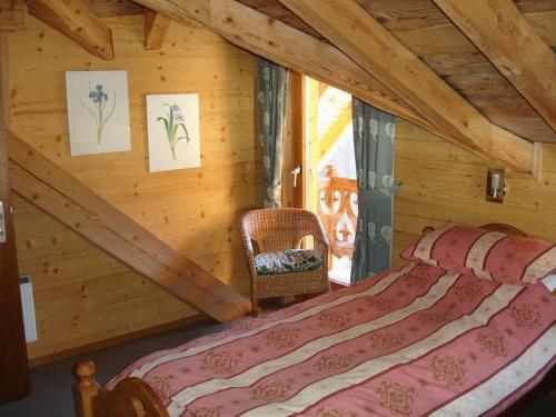 瑞士小木屋住宿加早餐酒店客房内的一张或多张床位