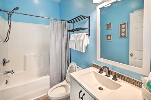 默特尔比奇Ground-Floor Condo with Community Perks的一间带水槽、卫生间和镜子的浴室