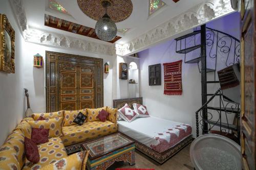 非斯Dar Dahab的带沙发和双层床的客厅