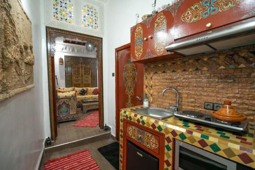 非斯Dar Dahab的厨房配有水槽和台面