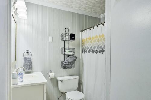 摩根敦Enchanting Family House with Balcony Less Than 3 Mi to WVU!的浴室配有卫生间、盥洗盆和淋浴。
