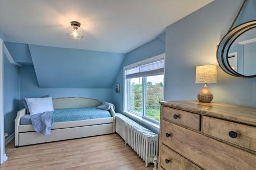 摩根敦Enchanting Family House with Balcony Less Than 3 Mi to WVU!的蓝色的客房设有床和窗户。