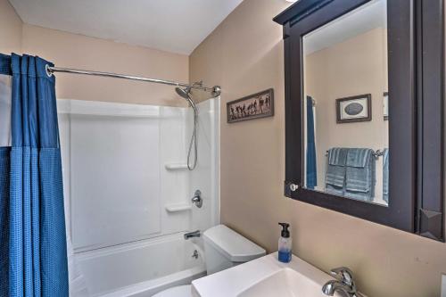 萨拉托加泉Pet-Friendly Saratoga Springs Home with Pool!的一间带水槽、卫生间和淋浴的浴室