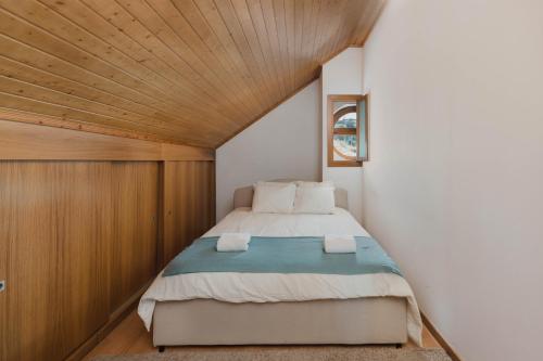 佩尼亚什达绍迪Retiro da Serra的一间卧室设有一张木天花板床。