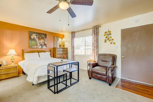 南太浩湖Pine Tree Place - Unit 4的一间卧室配有一张床、一把椅子和风扇