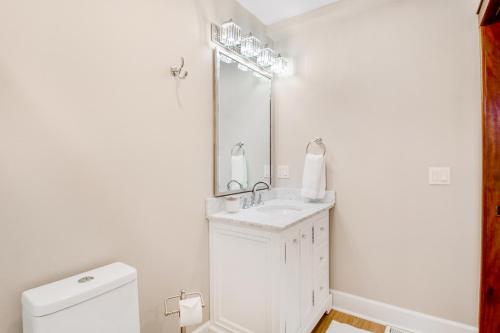安吉利斯港Port Angeles Water View Loft的白色的浴室设有水槽和镜子