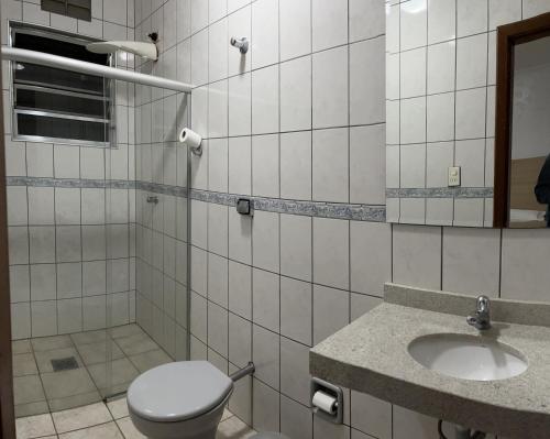 坎皮纳斯Hotel Taquaral的一间带卫生间和水槽的浴室
