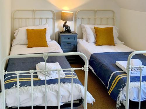 HollingbourneMoorhen Cottage的卧室内两张并排的床
