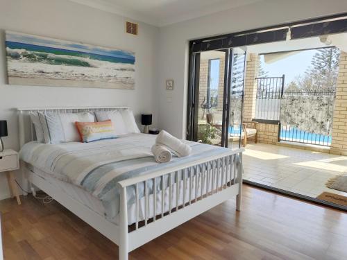麦夸里港Citadel Suite的卧室设有白色的床和大窗户