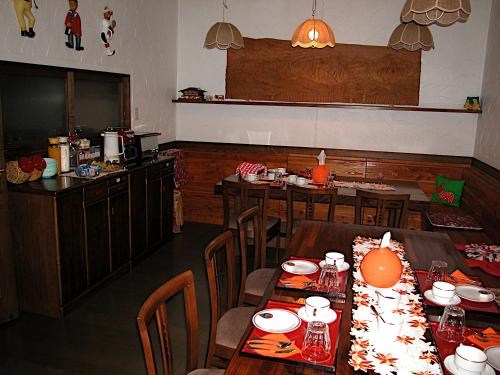 白马村B&B Koyuki Hakuba的餐厅内带桌椅的用餐室