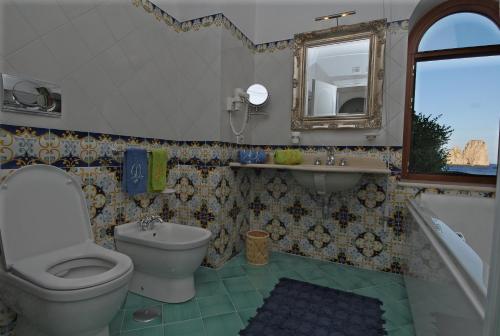 卡普里迪娃拉合族歌德尔马热酒店的一间带卫生间、水槽和镜子的浴室