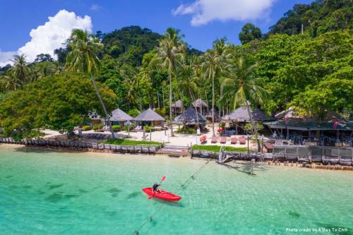 奈岛Thapwarin Resort - Green Hotel的渡假村旁边的水中一艘红船