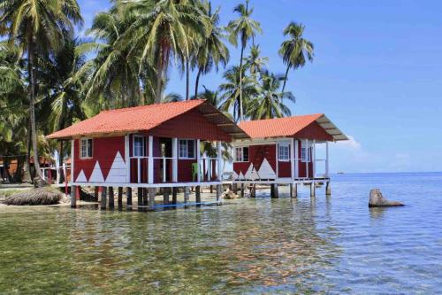 WaisalatupoPrivate Over-Water Cabin on paradise San Blas island的水中码头上的两栋房屋