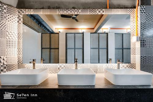 仙本那7 Inn Semporna的浴室设有2个水槽和镜子