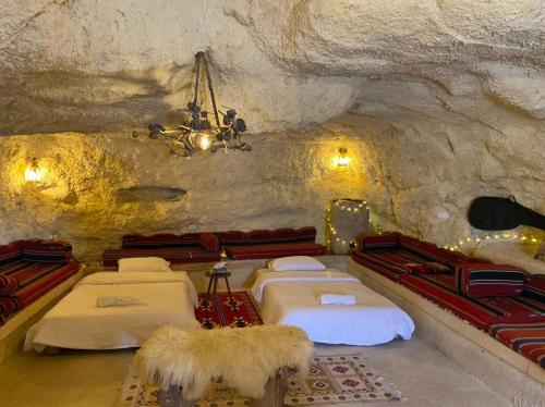 Al Jāyah7 Caves Hotel的洞穴内带四张床的客房