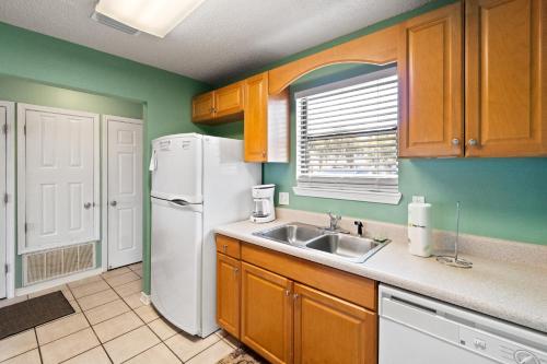 纳瓦拉Sugar Beach D17的厨房配有白色冰箱和水槽