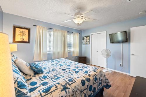 纳瓦拉Sugar Beach D17的一间卧室配有一张床和吊扇