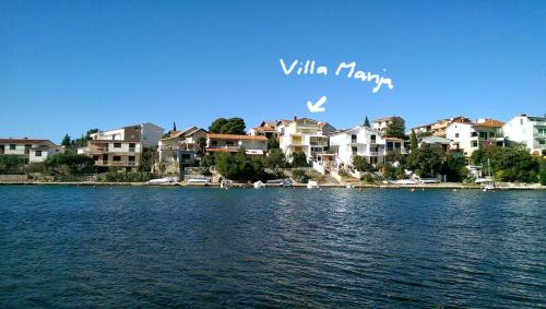 皮罗瓦茨Villa Manja的享有湖景,设有房屋和公寓