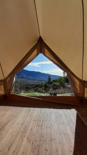 圣巴托洛梅La finca del don Ganapati的从带窗户的帐篷内欣赏美景