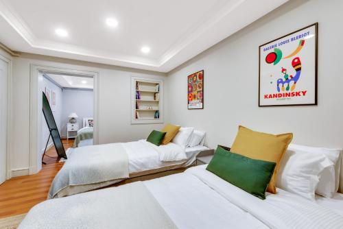 伊斯坦布尔Amazing Bosphorus View Apartment的一间带两张床和一张沙发的客厅