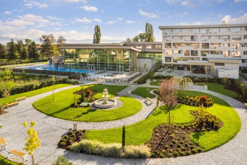 帕维尔巴尼亚Гранд Хотел Княз Павел的享有带花园和喷泉的建筑的空中景致