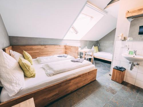 拉芬斯堡古特胡格尔青年农家乐的一间卧室设有一张大床和一个水槽