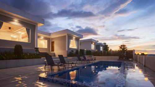 森莫诺隆Pidoma Resort的黄昏时带游泳池的别墅
