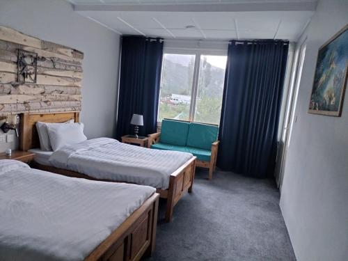 GulmitSilk Route Lodge的酒店客房设有两张床和窗户。