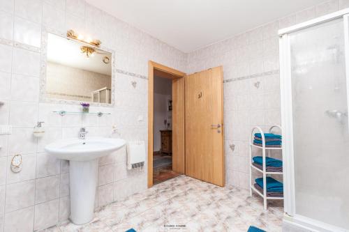 奥布施泰希Haus Ruth的一间带水槽和淋浴的浴室