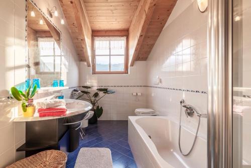 博尔扎诺Bbmarlene的带浴缸和盥洗盆的浴室