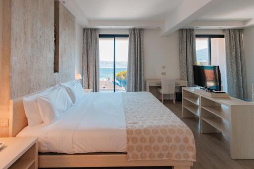 赫尔采格诺维巴鲁兽湾Spa酒店的酒店客房设有一张大床和一台电视。