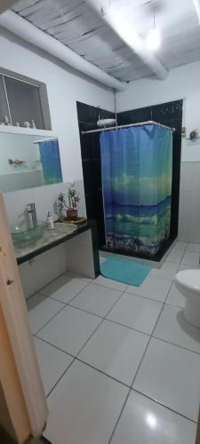 塞鲁阿苏尔蓝山海滩度假屋的浴室的墙壁上设有一个大型水族馆
