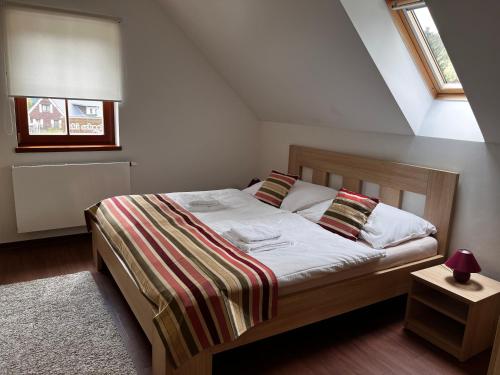 阿尔布勒茨缇策维基泽尔斯基弛霍拉次Stodola的阁楼上的卧室设有一张床,设有窗户