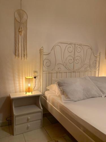 ApesokárionOlive Garden Home的一间卧室,配有一张带台灯的床头柜