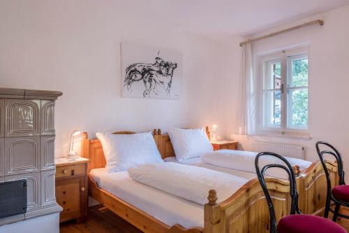 EggenFerienhaus Fingerhut的一间卧室设有两张床和窗户。