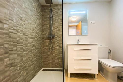 托雷帕切科Superb luxurious groundfloor 1 bedroom app on Mar Menor golf resort的带淋浴、盥洗盆和卫生间的浴室