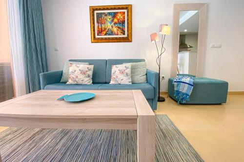 托雷帕切科Superb luxurious groundfloor 1 bedroom app on Mar Menor golf resort的客厅配有蓝色的沙发和桌子