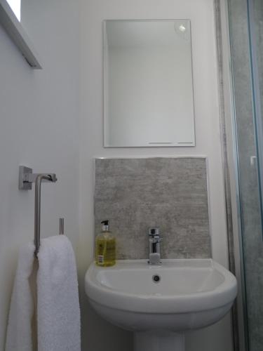 斯托诺韦Discover Lewis and Harris的浴室设有白色水槽和镜子