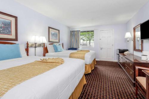 西丹尼斯科德角区旅程住宿的酒店客房设有两张床和一台平面电视。