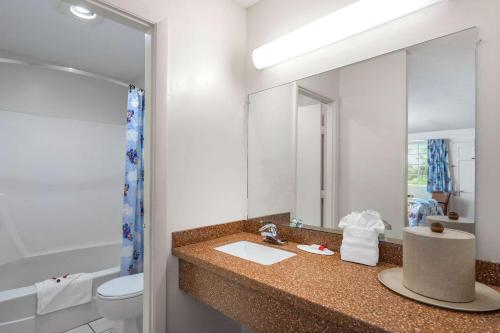 西丹尼斯科德角区旅程住宿的一间带水槽、卫生间和镜子的浴室