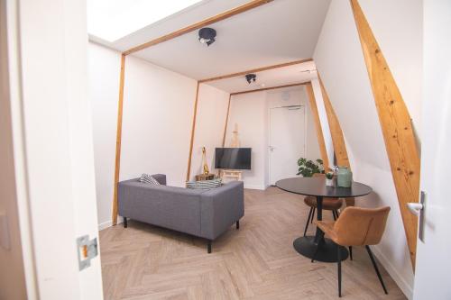 吕伐登Appartement in binnenstad/centrum van Leeuwarden的客厅配有沙发和桌子