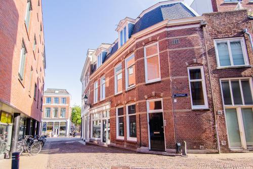 吕伐登Appartement in binnenstad/centrum van Leeuwarden的城市街道上的红砖建筑