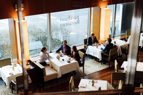 苏黎世Park Hyatt Zurich – City Center Luxury的一群坐在餐厅桌子上的人